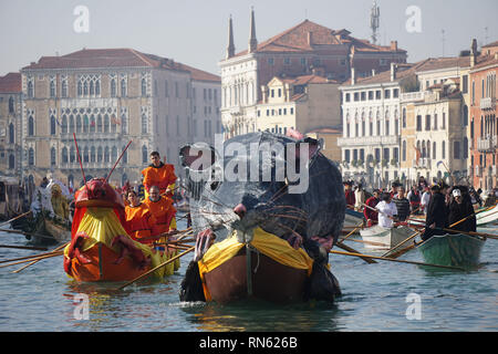 Foto La Presse-Anteo Marinoni 17/02/2018-Venezia (IT.) cronaca Una panoramica della Regata della Pantegana su imbarcazioni ein Remi lungo il Canale Grande e il Rio di Cannaregio, in Anteprima del Carnevale di Venezia 2019. nella Foto: Regatanti in maschera Durante la Regata. foto LaPresse - anteo Marinoni 17/02/2019 - Venedig (IT.) news Karneval Regatta entlang des Grand Canal. Im Bild: einige Darsteller spielen Boote entlang des Canal grande Versand. Stockfoto