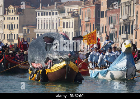 Foto La Presse-Anteo Marinoni 17/02/2018-Venezia (IT.) cronaca Una panoramica della Regata della Pantegana su imbarcazioni ein Remi lungo il Canale Grande e il Rio di Cannaregio, in Anteprima del Carnevale di Venezia 2019. nella Foto: Regatanti in maschera Durante la Regata. foto LaPresse - anteo Marinoni 17/02/2019 - Venedig (IT.) news Karneval Regatta entlang des Grand Canal. Im Bild: einige Darsteller spielen Boote entlang des Canal grande Versand. Stockfoto