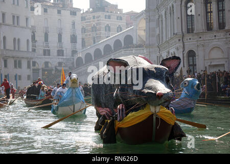 Foto La Presse-Anteo Marinoni 17/02/2018-Venezia (IT.) cronaca Una panoramica della Regata della Pantegana su imbarcazioni ein Remi lungo il Canale Grande e il Rio di Cannaregio, in Anteprima del Carnevale di Venezia 2019. nella Foto: Regatanti in maschera Durante la Regata. foto LaPresse - anteo Marinoni 17/02/2019 - Venedig (IT.) news Karneval Regatta entlang des Grand Canal. Im Bild: einige Darsteller spielen Boote entlang des Canal grande Versand. Stockfoto