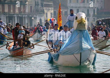 Foto La Presse-Anteo Marinoni 17/02/2018-Venezia (IT.) cronaca Una panoramica della Regata della Pantegana su imbarcazioni ein Remi lungo il Canale Grande e il Rio di Cannaregio, in Anteprima del Carnevale di Venezia 2019. nella Foto: Regatanti in maschera Durante la Regata. foto LaPresse - anteo Marinoni 17/02/2019 - Venedig (IT.) news Karneval Regatta entlang des Grand Canal. Im Bild: einige Darsteller spielen Boote entlang des Canal grande Versand. Stockfoto