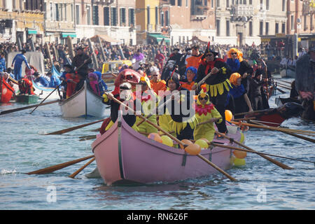 Foto La Presse-Anteo Marinoni 17/02/2018-Venezia (IT.) cronaca Una panoramica della Regata della Pantegana su imbarcazioni ein Remi lungo il Canale Grande e il Rio di Cannaregio, in Anteprima del Carnevale di Venezia 2019. nella Foto: Regatanti in maschera Durante la Regata. foto LaPresse - anteo Marinoni 17/02/2019 - Venedig (IT.) news Karneval Regatta entlang des Grand Canal. Im Bild: einige Darsteller spielen Boote entlang des Canal grande Versand. Stockfoto