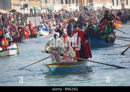 Foto La Presse-Anteo Marinoni 17/02/2018-Venezia (IT.) cronaca Una panoramica della Regata della Pantegana su imbarcazioni ein Remi lungo il Canale Grande e il Rio di Cannaregio, in Anteprima del Carnevale di Venezia 2019. nella Foto: Regatanti in maschera Durante la Regata. foto LaPresse - anteo Marinoni 17/02/2019 - Venedig (IT.) news Karneval Regatta entlang des Grand Canal. Im Bild: einige Darsteller spielen Boote entlang des Canal grande Versand. Stockfoto