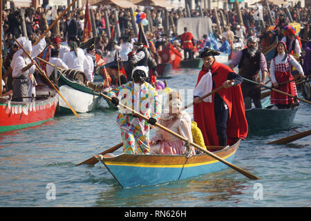 Foto La Presse-Anteo Marinoni 17/02/2018-Venezia (IT.) cronaca Una panoramica della Regata della Pantegana su imbarcazioni ein Remi lungo il Canale Grande e il Rio di Cannaregio, in Anteprima del Carnevale di Venezia 2019. nella Foto: Regatanti in maschera Durante la Regata. foto LaPresse - anteo Marinoni 17/02/2019 - Venedig (IT.) news Karneval Regatta entlang des Grand Canal. Im Bild: einige Darsteller spielen Boote entlang des Canal grande Versand. Stockfoto