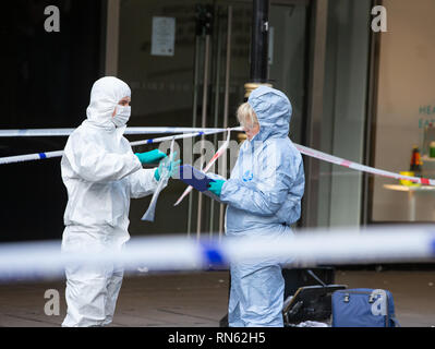 London, Großbritannien. 17. Feb 2019. Eine forensische Team, Tupfer von Blut, Messungen und Beweise entfernen, nachdem 3 Mann erstochen worden. Ein Kampf brach außerhalb Tape Nachtclub in Mayfair, in den frühen Morgenstunden. Zwei Männer wurden wegen des Verdachts auf versuchten Mord verhaftet worden. Triple stechen in der Nähe von Oxford Street, London. Credit: Tommy London/Alamy leben Nachrichten Stockfoto