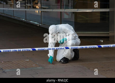 London, Großbritannien. 17. Feb 2019. Eine forensische Team, Tupfer von Blut, Messungen und Beweise entfernen, nachdem 3 Mann erstochen worden. Ein Kampf brach außerhalb Tape Nachtclub in Mayfair, in den frühen Morgenstunden. Zwei Männer wurden wegen des Verdachts auf versuchten Mord verhaftet worden. Triple stechen in der Nähe von Oxford Street, London. Credit: Tommy London/Alamy leben Nachrichten Stockfoto