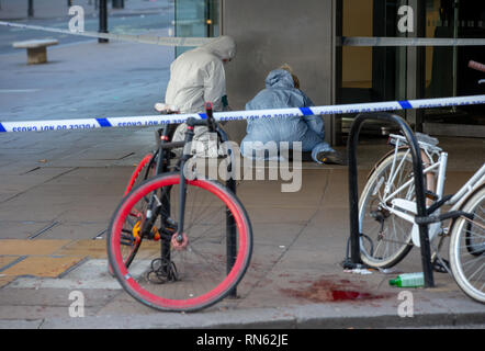London, Großbritannien. 17. Feb 2019. Eine forensische Team, Tupfer von Blut, Messungen und Beweise entfernen, nachdem 3 Mann erstochen worden. Ein Kampf brach außerhalb Tape Nachtclub in Mayfair, in den frühen Morgenstunden. Zwei Männer wurden wegen des Verdachts auf versuchten Mord verhaftet worden. Triple stechen in der Nähe von Oxford Street, London. Credit: Tommy London/Alamy leben Nachrichten Stockfoto