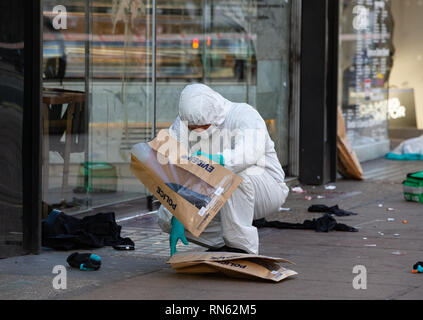 London, Großbritannien. 17. Feb 2019. Eine forensische Team, Tupfer von Blut, Messungen und Beweise entfernen, nachdem 3 Mann erstochen worden. Ein Kampf brach außerhalb Tape Nachtclub in Mayfair, in den frühen Morgenstunden. Zwei Männer wurden wegen des Verdachts auf versuchten Mord verhaftet worden. Triple stechen in der Nähe von Oxford Street, London. Credit: Tommy London/Alamy leben Nachrichten Stockfoto