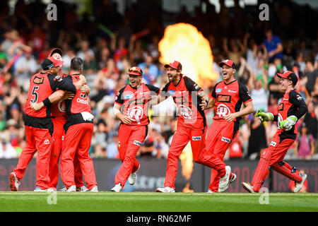 Marvel Stadion, Melbourne, Australien. 17 Feb, 2019. Australian Big Bash Cricket League, Melbourne Renegaten gegen Melbourne Sterne; Renegades Spieler feiern ihre finale Credit: Aktion plus Sport/Alamy leben Nachrichten Stockfoto