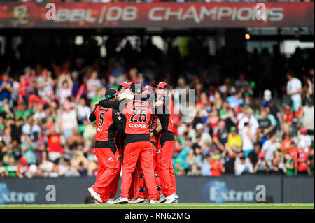 Marvel Stadion, Melbourne, Australien. 17 Feb, 2019. Australian Big Bash Cricket League, Melbourne Renegaten gegen Melbourne Sterne; Renegades Spieler feiern ihre finale Credit: Aktion plus Sport/Alamy leben Nachrichten Stockfoto