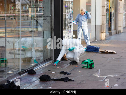 London, Großbritannien. 17. Feb 2019. Eine forensische Team, Tupfer von Blut, Messungen und Beweise entfernen, nachdem 3 Mann erstochen worden. Ein Kampf brach außerhalb Tape Nachtclub in Mayfair, in den frühen Morgenstunden. Zwei Männer wurden wegen des Verdachts auf versuchten Mord verhaftet worden. Triple stechen in der Nähe von Oxford Street, London. Credit: Tommy London/Alamy leben Nachrichten Stockfoto