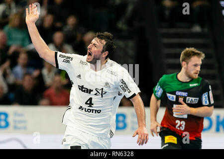 Kiel, Deutschland. 17 Feb, 2019. Handball: Bundesliga, THW Kiel - SC Magdeburg, den 21. Spieltag. Kiels Domagoj Duvnjak cheers. Credit: Frank Molter/dpa/Alamy leben Nachrichten Stockfoto