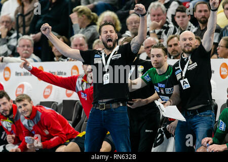 Kiel, Deutschland. 17 Feb, 2019. Handball: Bundesliga, THW Kiel - SC Magdeburg, den 21. Spieltag. SCM-trainer Bennert Wiegert (M) jubelt. Credit: Frank Molter/dpa/Alamy leben Nachrichten Stockfoto