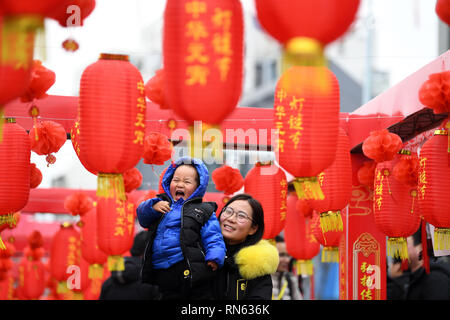 Hefei, Anhui Provinz Chinas. 17 Feb, 2019. Ein Kind und seine Mutter denke, Laterne Rätsel in Baohe Bezirk der Stadt Hefei, Provinz Anhui, China Feb 17, 2019. Credit: Liu Junxi/Xinhua/Alamy leben Nachrichten Stockfoto