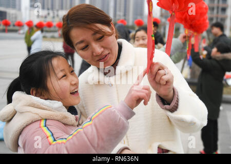 Hefei, Anhui Provinz Chinas. 17 Feb, 2019. Ein Kind und ihre Mutter denke, Laterne Rätsel in Baohe Bezirk der Stadt Hefei, Provinz Anhui, China Feb 17, 2019. Credit: Zhang Duan/Xinhua/Alamy leben Nachrichten Stockfoto