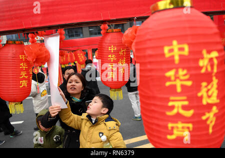 Hefei, Anhui Provinz Chinas. 17 Feb, 2019. Ein Kind und seine Mutter denke, Laterne Rätsel in Baohe Bezirk der Stadt Hefei, Provinz Anhui, China Feb 17, 2019. Credit: Huang Bohan/Xinhua/Alamy leben Nachrichten Stockfoto