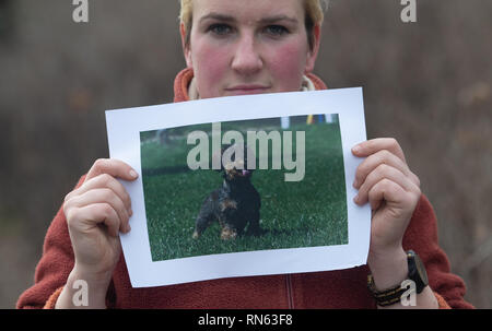 Berlin, Deutschland. 07 Feb, 2019. Maxi Schwebig, Tochter der Hundehalter, hält ein Bild mit der fehlenden Dackel chnipsel' in die Kamera. Weil ihre Mutter so angeschlagen, seit sie vor zwei Monaten verschwunden, sie ist jetzt die Organisation die Suche nach den sieben Jahre alten Dackel. Credit: Paul Zinken/dpa/Alamy leben Nachrichten Stockfoto