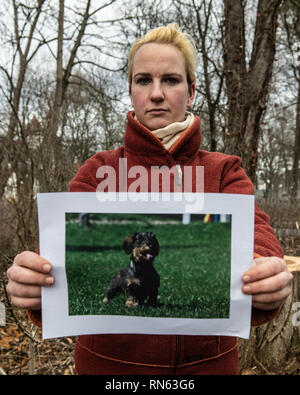 Berlin, Deutschland. 07 Feb, 2019. Maxi Schwebig, Tochter der Hundehalter, hält ein Bild mit der fehlenden Dackel chnipsel' in die Kamera. Weil ihre Mutter so angeschlagen, seit sie vor zwei Monaten verschwunden, sie ist jetzt die Organisation die Suche nach den sieben Jahre alten Dackel. Credit: Paul Zinken/dpa/Alamy leben Nachrichten Stockfoto