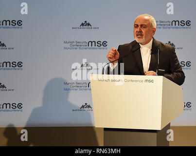 München, Deutschland. 17 Feb, 2019. Der iranische Aussenminister Mohammad Javad Zarif Adressen der 55. Muenchner Sicherheitskonferenz (MSC) in München, Deutschland, am 13.02.17., 2019. Zarif am Sonntag forderte die europäischen Mächte mehr tun, um die atomabkommen mit der Islamischen Republik zu speichern, und beschuldigte Washington, eine "Obsession" mit dem Iran. Credit: Lu Yang/Xinhua/Alamy leben Nachrichten Stockfoto