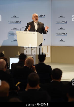 München, Deutschland. 17 Feb, 2019. Der iranische Aussenminister Mohammad Javad Zarif Adressen der 55. Muenchner Sicherheitskonferenz (MSC) in München, Deutschland, am 13.02.17., 2019. Zarif am Sonntag forderte die europäischen Mächte mehr tun, um die atomabkommen mit der Islamischen Republik zu speichern, und beschuldigte Washington, eine "Obsession" mit dem Iran. Credit: Lu Yang/Xinhua/Alamy leben Nachrichten Stockfoto