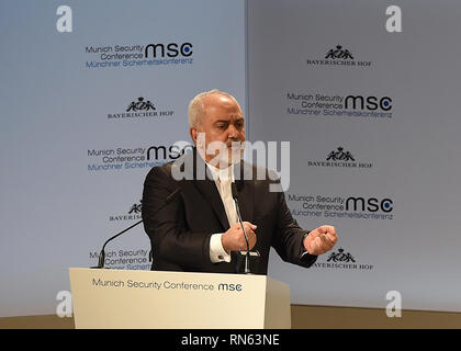 München, Deutschland. 17 Feb, 2019. Der iranische Aussenminister Mohammad Javad Zarif Adressen der 55. Muenchner Sicherheitskonferenz (MSC) in München, Deutschland, am 13.02.17., 2019. Zarif am Sonntag forderte die europäischen Mächte mehr tun, um die atomabkommen mit der Islamischen Republik zu speichern, und beschuldigte Washington, eine "Obsession" mit dem Iran. Credit: Lu Yang/Xinhua/Alamy leben Nachrichten Stockfoto