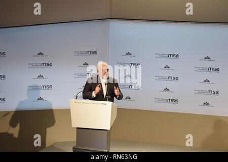 München, Deutschland. 17 Feb, 2019. Der iranische Aussenminister Mohammad Javad Zarif Adressen der 55. Muenchner Sicherheitskonferenz (MSC) in München, Deutschland, am 13.02.17., 2019. Zarif am Sonntag forderte die europäischen Mächte mehr tun, um die atomabkommen mit der Islamischen Republik zu speichern, und beschuldigte Washington, eine "Obsession" mit dem Iran. Credit: Lu Yang/Xinhua/Alamy leben Nachrichten Stockfoto