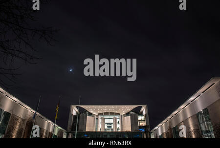 Berlin, Deutschland. 12 Feb, 2019. Die Bundeskanzlei wird am Abend erleuchtet. (Lange Belichtung) Credit: Paul Zinken/dpa/Alamy leben Nachrichten Stockfoto