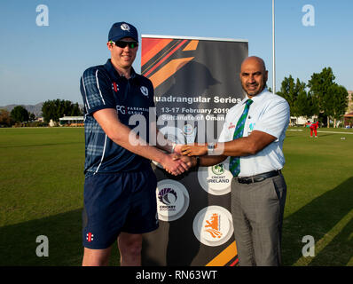 Muscat, Oman. 17, Februar, 2019. Bild zeigt: Nicht nur Adrian Neill ist Premiere für sein Land, sondern wurde auch mit der Spielerin des Spiels Auszeichnung durch Gleichreferent, ehemalige Srilankische internationale cricketer, Herr Graeme Labrooy präsentiert, wie Schottland Oman durch 7 Wickets am dritten Tag der Oman viereckigen Serie schlagen. Credit: Ian Jacobs Credit: Ian Jacobs/Alamy leben Nachrichten Stockfoto