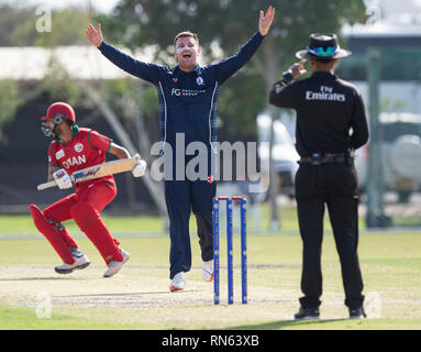 Muscat, Oman. 17, Februar, 2019. Bild zeigt: Große Beschwerdekammer von Schottland's Mark Watt, wie Schottland nehmen auf Oman am dritten Tag der Oman viereckigen Serie. Credit: Ian Jacobs Credit: Ian Jacobs/Alamy leben Nachrichten Stockfoto