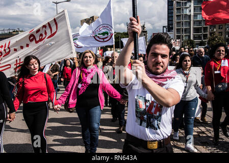 Beirut, Libanon. 17 Feb, 2019. Bürger März durch Beirut aus Protest gegen die wirtschaftliche Ungleichheit und erschreckende Mangel an grundlegenden öffentlichen Dienstleistungen im Libanon. Aufruf für eine nicht-säkularen Regierung Struktur, effiziente öffentliche Dienstleistungen und ein Ende der Korruption, sagen Sie, dass Sie alle zwei Wochen kommen zur friedlichen Druck auf einem Status quo, unerträglich für zu lang wurde. Beirut, Libanon, 17. Februar 2019. Credit: Elizabeth Fitt/Alamy leben Nachrichten Stockfoto