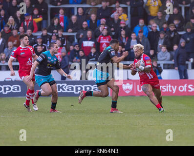 AJ Bell Stadium, Salford, UK. 17 Feb, 2019. Betfred Super League Rugby, Salford der Roten Teufel gegen Leeds Rhinos; Junior Sau von Salford der Roten Teufel wird von Adam Cuthbertson von Leeds Rhinos Credit verfolgt: Aktion plus Sport/Alamy leben Nachrichten Stockfoto