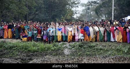 Assam, Indien. 16 Feb, 2019. Märtyrer Maneshwar Basumatary. Baksa, Assam, Indien. 16. Februar 2019. Dorfbewohner Shout Slogans gegen Pakistan und terroristischen Gruppen in der einäscherung Ort der Märtyrer Maneshwar Basumatary an Tamulpur, etwa 80 km von Guwahati, im Bezirk Baksa in Assam am Samstag, den 16. Februar 2019. Maneshwar Basumatary, eine zentrale Reserve Polizei (Crpf) jawan aus Assam hat in den Terroranschlag, die in Pulwama in Jammu und Kaschmir statt gemartert wurden. Foto: DAVID TALUKDAR. Quelle: David Talukdar/Alamy leben Nachrichten Stockfoto