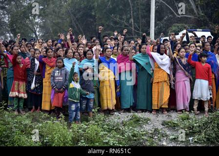 Assam, Indien. 16 Feb, 2019. Märtyrer Maneshwar Basumatary. Baksa, Assam, Indien. 16. Februar 2019. Dorfbewohner Shout Slogans gegen Pakistan und terroristischen Gruppen in der einäscherung Ort der Märtyrer Maneshwar Basumatary an Tamulpur, etwa 80 km von Guwahati, im Bezirk Baksa in Assam am Samstag, den 16. Februar 2019. Maneshwar Basumatary, eine zentrale Reserve Polizei (Crpf) jawan aus Assam hat in den Terroranschlag, die in Pulwama in Jammu und Kaschmir statt gemartert wurden. Foto: DAVID TALUKDAR. Quelle: David Talukdar/Alamy leben Nachrichten Stockfoto