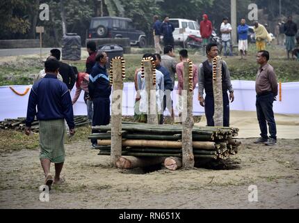 Assam, Indien. 16 Feb, 2019. Märtyrer Maneshwar Basumatary. Baksa, Assam, Indien. 16. Februar 2019. Dorfbewohner bereitet für die Einäscherung eines Märtyrers Maneshwar Basumatary an Tamulpur in Baksa Bezirk in Assam am Samstag, den 16. Februar 2019. Maneshwar Basumatary, eine zentrale Reserve Polizei (Crpf) jawan aus Assam hat in den Terroranschlag, die in Pulwama in Jammu und Kaschmir statt gemartert wurden. Foto: DAVID TALUKDAR. Quelle: David Talukdar/Alamy leben Nachrichten Stockfoto