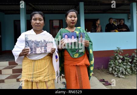 Assam, Indien. 16 Feb, 2019. Märtyrer Maneshwar Basumatary. Baksa, Assam, Indien. 16. Februar 2019. Märtyrer Maneshwar Basumatary Frau Sanmati Basumatary (Links) und Tochter Didwmsry Basumatary (Rechts) hält ein Foto in seiner Residenz, der in den Terror angriff, die in Pulwama in Jammu und Kaschmir an Tamulpur in Baksa Bezirk in Assam am Samstag gemartert, 16. Februar 2019. Foto: DAVID TALUKDAR Credit: David Talukdar/Alamy leben Nachrichten Stockfoto