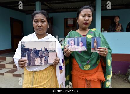 Assam, Indien. 16 Feb, 2019. Märtyrer Maneshwar Basumatary. Baksa, Assam, Indien. 16. Februar 2019. Märtyrer Maneshwar Basumatary Frau Sanmati Basumatary (Links) und Tochter Didwmsry Basumatary (Rechts) hält eine Fotografie, die in den Terroranschlag, die in Pulwama in Jammu und Kaschmir an Tamulpur in Baksa Bezirk in Assam am Samstag gemartert, 16. Februar 2019. Foto: DAVID TALUKDAR Credit: David Talukdar/Alamy leben Nachrichten Stockfoto