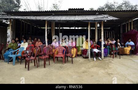 Assam, Indien. 16 Feb, 2019. Märtyrer Maneshwar Basumatary. Baksa, Assam, Indien. 16. Februar 2019. Die Dorfbewohner der Märtyrer Maneshwar Basumatary beklagt in seiner Residenz, an Tamulpur in Baksa Bezirk in Assam am Samstag, den 16. Februar 2019. Maneshwar Basumatary, eine zentrale Reserve Polizei (Crpf) jawan aus Assam hat in den Terroranschlag, die in Pulwama in Jammu und Kaschmir statt gemartert wurden. Foto: DAVID TALUKDAR. Quelle: David Talukdar/Alamy leben Nachrichten Stockfoto