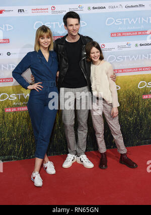 München, Deutschland. 17 Feb, 2019. Die Schauspieler Hanna Binke (l), Sabin Tambrea und Luna Paiano zur Premiere des Films "Ostwind-Aris Ankunft' kommen. Foto: Angelika Warmuth/dpa Quelle: dpa Picture alliance/Alamy leben Nachrichten Stockfoto