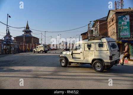 Srinagar, Indien. 17 Feb, 2019. F indische Polizisten gesehen, jagen, nachdem Demonstranten während der Auseinandersetzungen in Srinagar. Händler in Lal Chowk und angrenzende Märkte schlossen ihre Geschäfte am 16. Februar 2019 als Zeichen des Protests gegen Angriffe auf Kaschmiri in Jammu und außerhalb, Kredit: ZUMA Press, Inc./Alamy leben Nachrichten Stockfoto