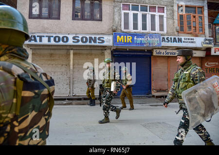 Srinagar, Indien. 17 Feb, 2019. F Indische paramilitärische Kräfte werden gesehen, patrouillieren in den Straßen von Srinagar nach Zusammenstößen. Händler in Lal Chowk und angrenzende Märkte ihre Geschäfte am 16. Februar 2019 geschlossen als Zeichen des Protests gegen Angriffe auf Kaschmiri in Jammu und außerhalb, Kredit: ZUMA Press, Inc./Alamy leben Nachrichten Stockfoto