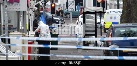 Brighton, UK. 17 Feb, 2019. Polizei untersuchen den Tatort eines Mordes in Elm Grove Brighton. Das Opfer, das zu sein Abdul Deghayes der Bruder von einem Mann, der kämpfte und starb mit islamistischen Terroristen in Syrien erstochen wurde geglaubt wird. Der 22-jährige Opfer wurde auf dem Beifahrersitz eines silbernen Volkswagen Polo, der mit einer Reihe von Autos in Elm Grove am Abend zuvor zusammengestoßen war, aber er starb im Krankenhaus an seinen Verletzungen heute Morgen: Simon Dack/Alamy Live News gefunden Stockfoto