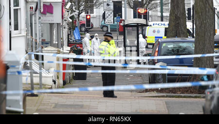 Brighton, UK. 17 Feb, 2019. Polizei untersuchen den Tatort eines Mordes in Elm Grove Brighton. Das Opfer, das zu sein Abdul Deghayes der Bruder von einem Mann, der kämpfte und starb mit islamistischen Terroristen in Syrien erstochen wurde geglaubt wird. Der 22-jährige Opfer wurde auf dem Beifahrersitz eines silbernen Volkswagen Polo, der mit einer Reihe von Autos in Elm Grove am Abend zuvor zusammengestoßen war, aber er starb im Krankenhaus an seinen Verletzungen heute Morgen: Simon Dack/Alamy Live News gefunden Stockfoto