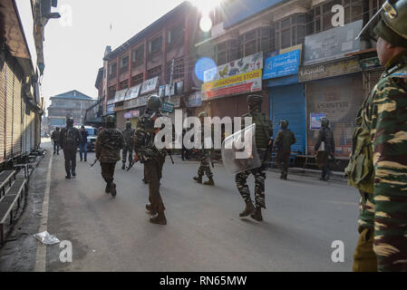 Srinagar, Indien. 17 Feb, 2019. F Indische paramilitärische Kräfte werden gesehen, patrouillieren in den Straßen von Srinagar nach Zusammenstößen. Händler in Lal Chowk und angrenzende Märkte ihre Geschäfte am 16. Februar 2019 geschlossen als Zeichen des Protests gegen Angriffe auf Kaschmiri in Jammu und außerhalb, Kredit: ZUMA Press, Inc./Alamy leben Nachrichten Stockfoto