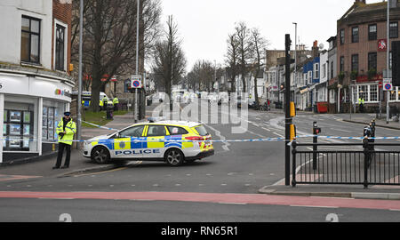 Brighton, UK. 17 Feb, 2019. Polizei untersuchen den Tatort eines Mordes in Elm Grove Brighton. Das Opfer, das zu sein Abdul Deghayes der Bruder von einem Mann, der kämpfte und starb mit islamistischen Terroristen in Syrien erstochen wurde geglaubt wird. Der 22-jährige Opfer wurde auf dem Beifahrersitz eines silbernen Volkswagen Polo, der mit einer Reihe von Autos in Elm Grove am Abend zuvor zusammengestoßen war, aber er starb im Krankenhaus an seinen Verletzungen heute Morgen: Simon Dack/Alamy Live News gefunden Stockfoto