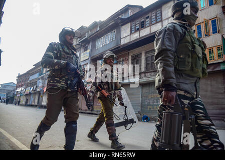 Srinagar, Indien. 17 Feb, 2019. F Indische paramilitärische Kräfte werden gesehen, patrouillieren in den Straßen von Srinagar nach Zusammenstößen. Händler in Lal Chowk und angrenzende Märkte ihre Geschäfte am 16. Februar 2019 geschlossen als Zeichen des Protests gegen Angriffe auf Kaschmiri in Jammu und außerhalb, Kredit: ZUMA Press, Inc./Alamy leben Nachrichten Stockfoto