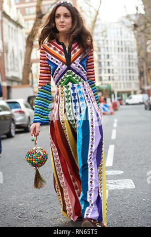 London, Großbritannien. 17 Feb, 2019. Street Style an der London Fashion Week gesehen. Gast kommt für die Vivienne Westwood AW 19 zeigen. Credit: Saira MacLeod/Alamy leben Nachrichten Stockfoto