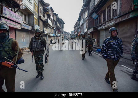 Srinagar, Indien. 17 Feb, 2019. F Indische paramilitärische Kräfte werden gesehen, patrouillieren in den Straßen von Srinagar nach Zusammenstößen. Händler in Lal Chowk und angrenzende Märkte ihre Geschäfte am 16. Februar 2019 geschlossen als Zeichen des Protests gegen Angriffe auf Kaschmiri in Jammu und außerhalb, Kredit: ZUMA Press, Inc./Alamy leben Nachrichten Stockfoto