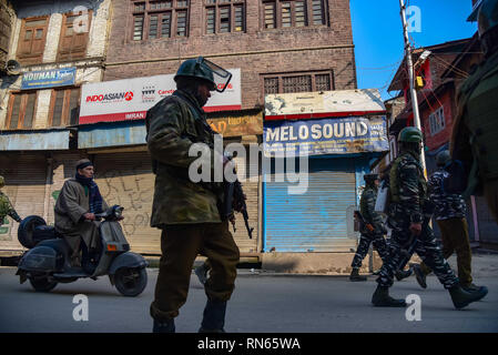 Srinagar, Indien. 17 Feb, 2019. F Indische paramilitärische Kräfte werden gesehen, patrouillieren in den Straßen von Srinagar nach Zusammenstößen. Händler in Lal Chowk und angrenzende Märkte ihre Geschäfte am 16. Februar 2019 geschlossen als Zeichen des Protests gegen Angriffe auf Kaschmiri in Jammu und außerhalb, Kredit: ZUMA Press, Inc./Alamy leben Nachrichten Stockfoto