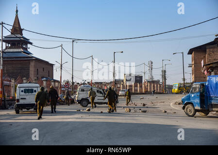 Srinagar, Indien. 17 Feb, 2019. F indische Polizisten gesehen, jagen, nachdem Demonstranten während der Auseinandersetzungen in Srinagar. Händler in Lal Chowk und angrenzende Märkte schlossen ihre Geschäfte am 16. Februar 2019 als Zeichen des Protests gegen Angriffe auf Kaschmiri in Jammu und außerhalb, Kredit: ZUMA Press, Inc./Alamy leben Nachrichten Stockfoto