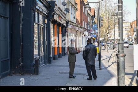 London, Großbritannien. 17 Feb, 2019. Zeit für einen Plausch am Tottenham Hohe Straße an einem schönen sonnigen Tag im Norden von London: Simon Dack/Alamy leben Nachrichten Stockfoto