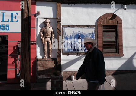 Nogales, Arizona, USA. 16 Feb, 2019. Us-Armee Ingenieure hinzugefügt noch mehrere Reihen von Stacheldraht an der Grenze Mauer trennt Nogales, Arizona von Nogales Sonora, Mexiko. Präsident Trump geschickt mehrere Tausend US-Truppen an der Grenze der zwei Reihen von concertina Draht an die Spitze der Grenzzaun am Wahltag hinzugefügt. Credit: ZUMA Press, Inc./Alamy leben Nachrichten Stockfoto